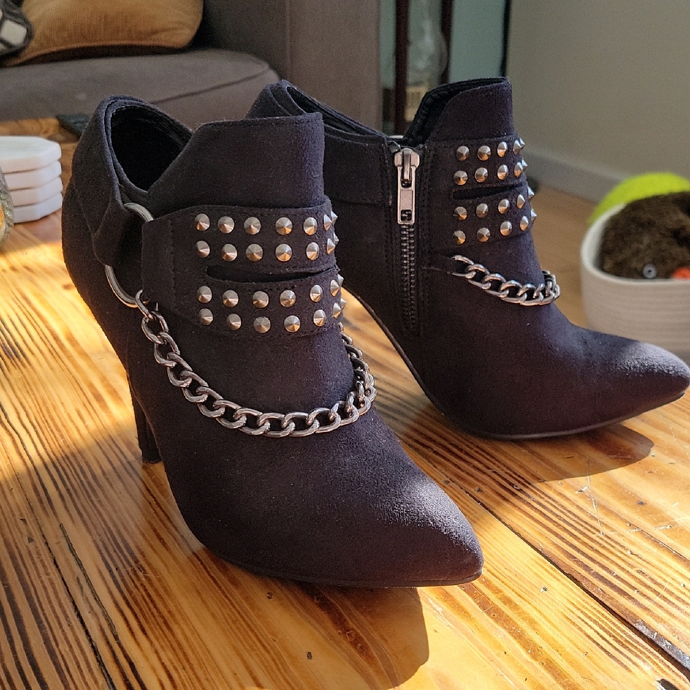 Sleek Black Ankle Boots with Studs and Chain